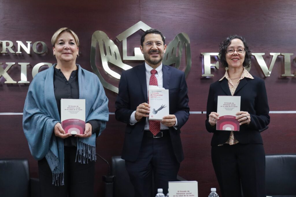 El evento contó con la presencia del Director General del ISSSTE, el Doctor Martí Batres Guadarrama; la autora, Celia Lessa; y la Doctora Juana Suárez Conejero. | FOTO: FOVISSSTE