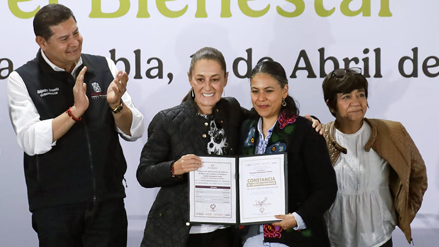 La Presidenta Claudia Sheinbaum encabezó la entrega. | Foto: FOVISSSTE 
