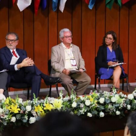 La Vocal Ejecutiva del FOVISSSTE, Jabnely Maldonado Meza, participó en el debate “Renta básica universal. ¿Pilar para la seguridad social?”, realizado en el marco del Segundo Congreso Praxis en el ISSSTE.