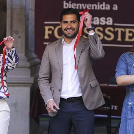 “FOVISSSTE en tu Oficina forma parte de esa visión macro de transformación del Fondo” encaminada a brindar una “atención más cercana, más directa; que más que ver trámites, vea a las personas”, explicó Karen Zavaleta, Subdirectora de Atención a Acreditados y Enlace con Gerencias Regionales.