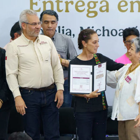 La entrega forma parte del Programa Vivienda para el Bienestar, de liquidación de créditos, entrega de viviendas y escrituras