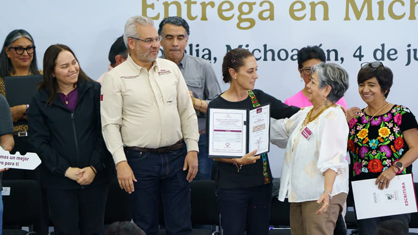 La entrega forma parte del Programa Vivienda para el Bienestar, de liquidación de créditos, entrega de viviendas y escrituras