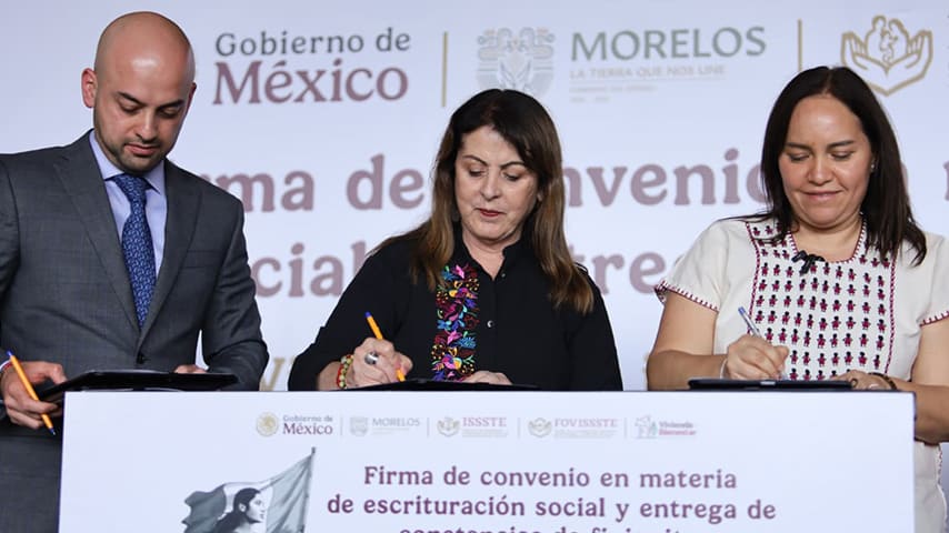 En este evento, también se firmó un convenio con el cual el trámite de escrituración será gratuito en Morelos. | Foto: FOVISSSTE