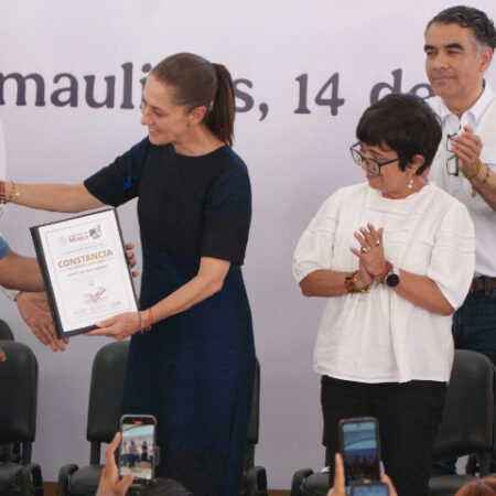 A la par de la entrega de constancias, se entregaron escrituras y viviendas por parte de Conavi, INSUS e INFONAVIT. | Foto: FOVISSSTE