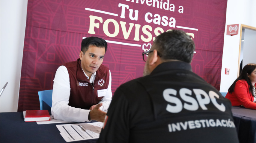 Policías reciben orientación sobre reestructura de créditos a pesos