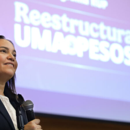 Policías reciben orientación sobre reestructura de créditos a pesos