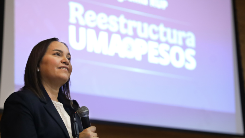 Policías reciben orientación sobre reestructura de créditos a pesos