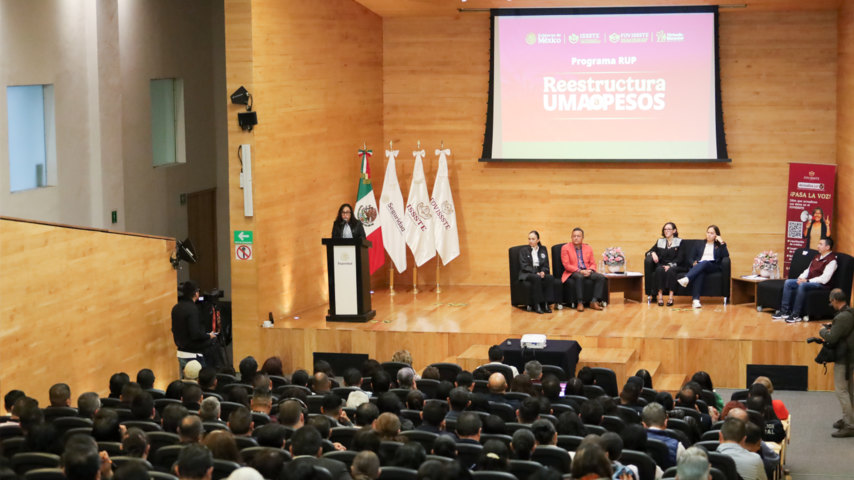 Policías reciben orientación sobre reestructura de créditos a pesos