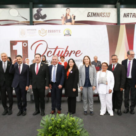 • El director general del ISSSTE, Martí Batres, recordó que el FOVISSSTE ha beneficiado a 320 mil personas acreditadas en el marco del Programa Vivienda para el Bienestar.